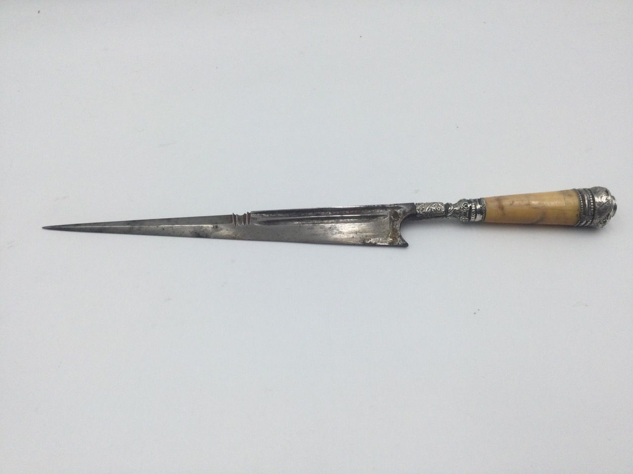 Null 古老的狩猎匕首，角质手柄和银质安装，17-18世纪，长30.5厘米