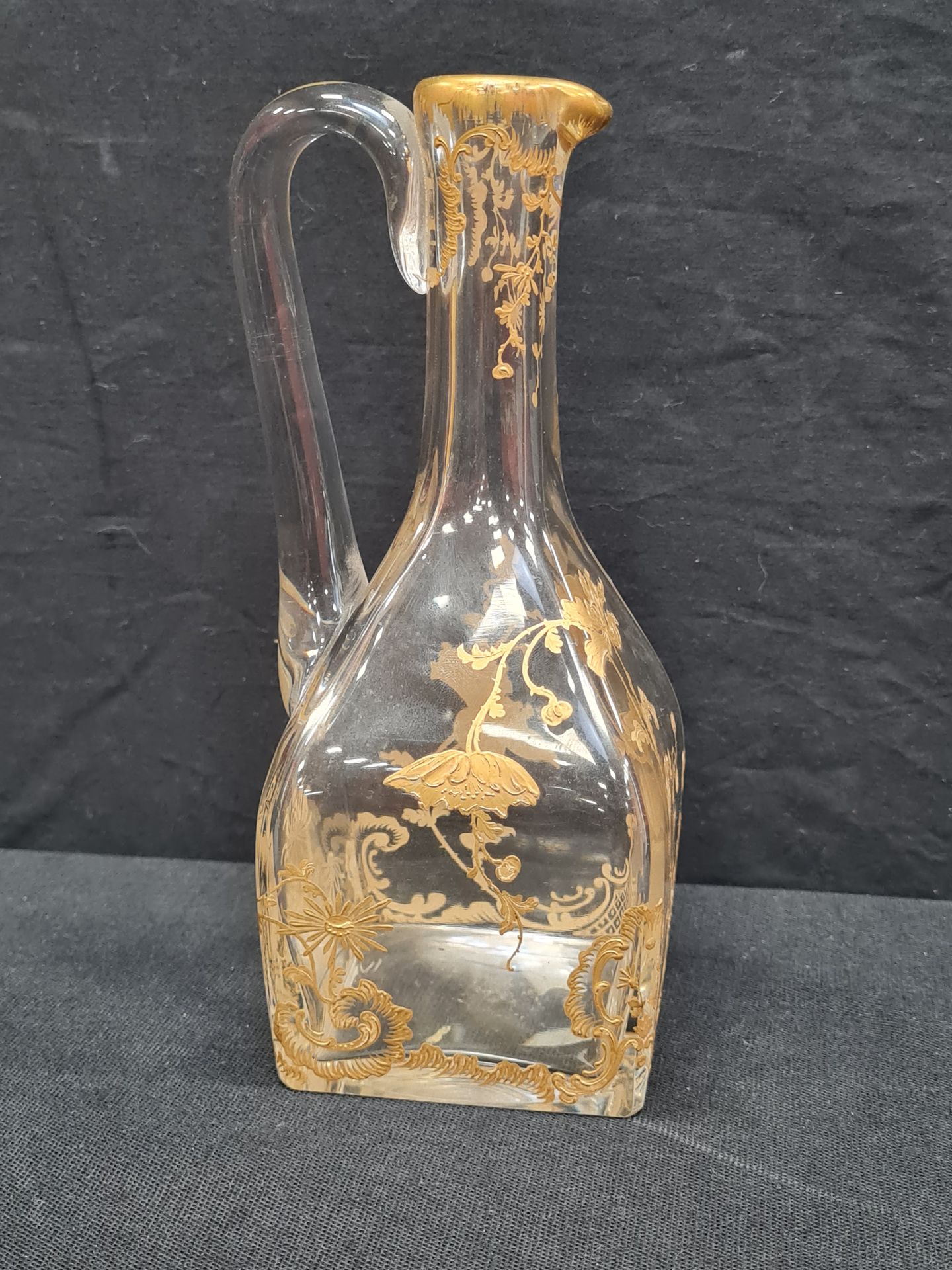Null Attribuée à DAUM, Circa 1890, Petite carafe en verre à décor floral dégagé &hellip;