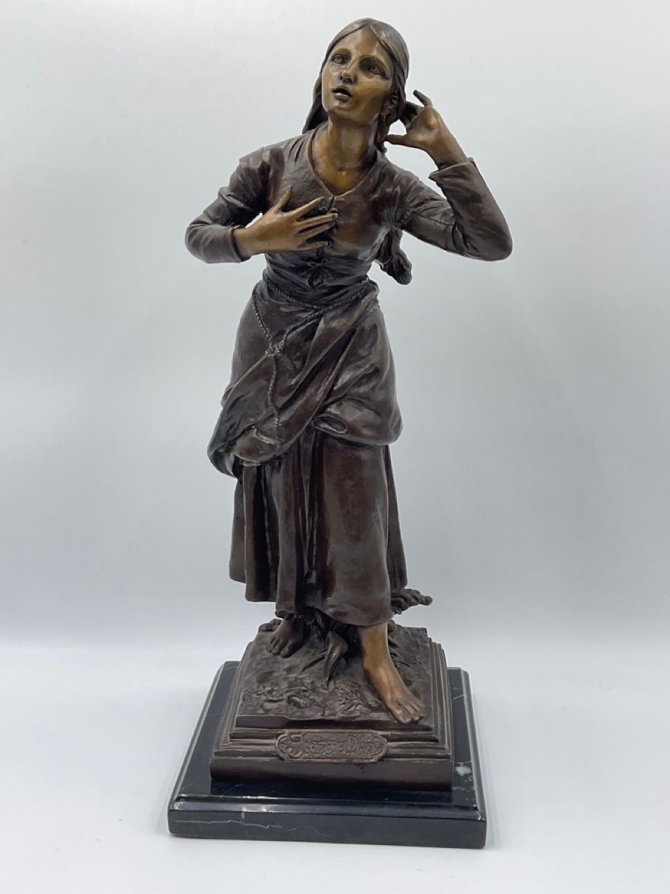 Null 亨利-艾蒂安-杜麦格（1830-1888），《圣女贞德》，青铜雕塑，有棕色的铜锈，平台上有签名，黑色大理石底座，高（不含底座）：45厘米。