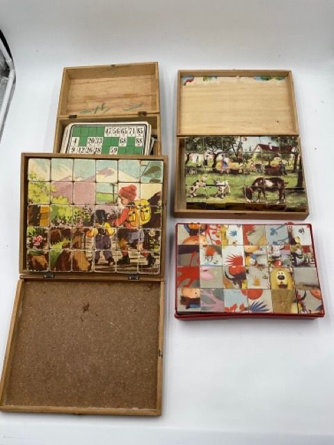 Null 一套3件的古董木块。附有一个旧的乐透游戏盒，里面有各种游戏碎片和玩具。