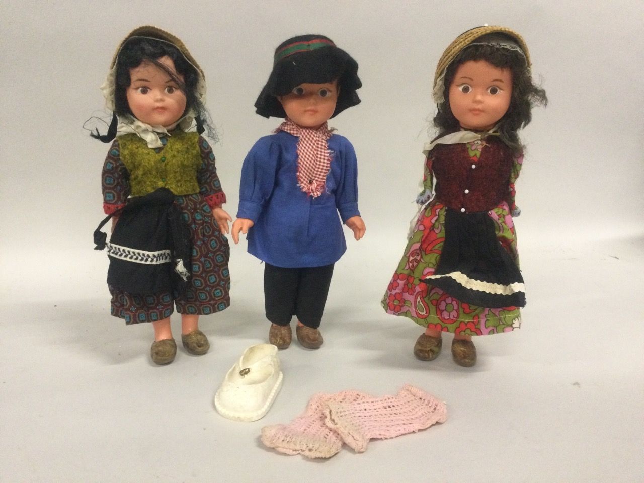Null Set of 3 plastic dolls in traditional costumes with accessories