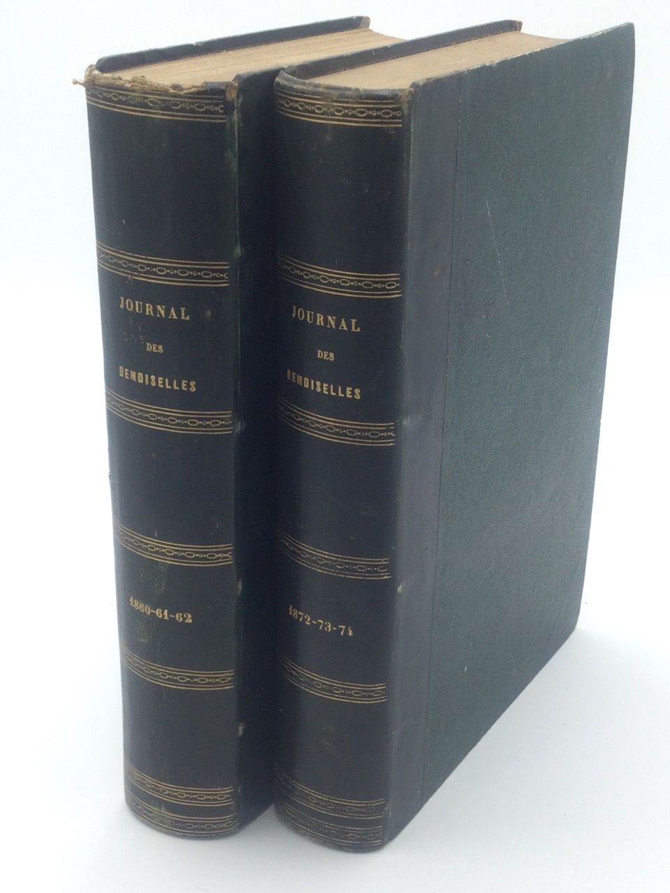 Null Demoiselles杂志》，2卷8开本，收录了1860-61-2年和1872-83-74年的内容，半皮革装订，书脊有标题，巴黎。