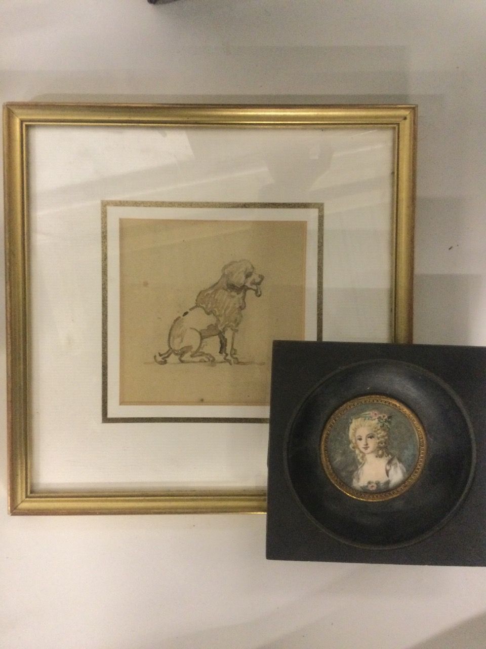 Null 拍卖会上有两个框架，包括:坐着的狮子狗，纸上的印度墨水，10 x 10厘米 - 象牙上的微型画，显示一个年轻女孩的肖像，5 x 5厘米。