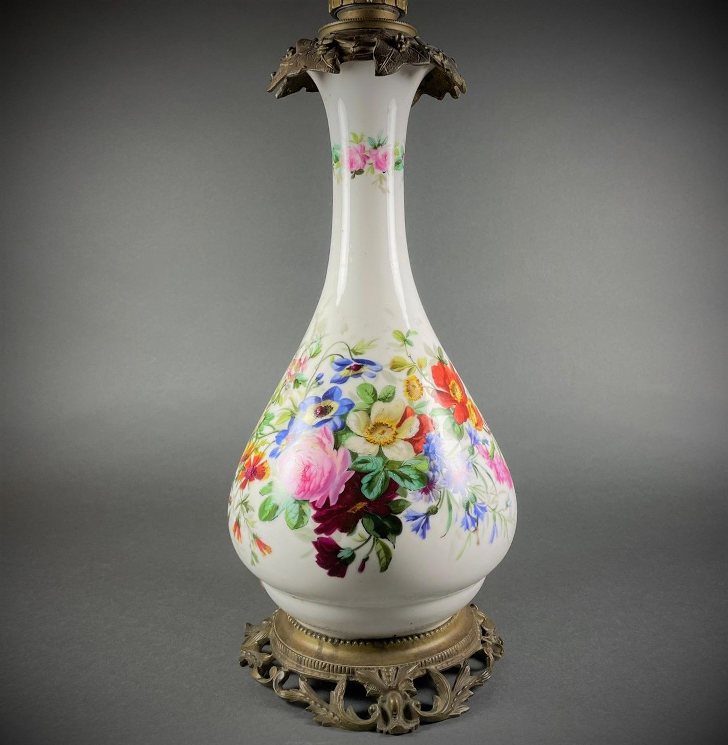 Null Vase en porcelaine monté en lampe sur un piétement en bronze doré style Lou&hellip;