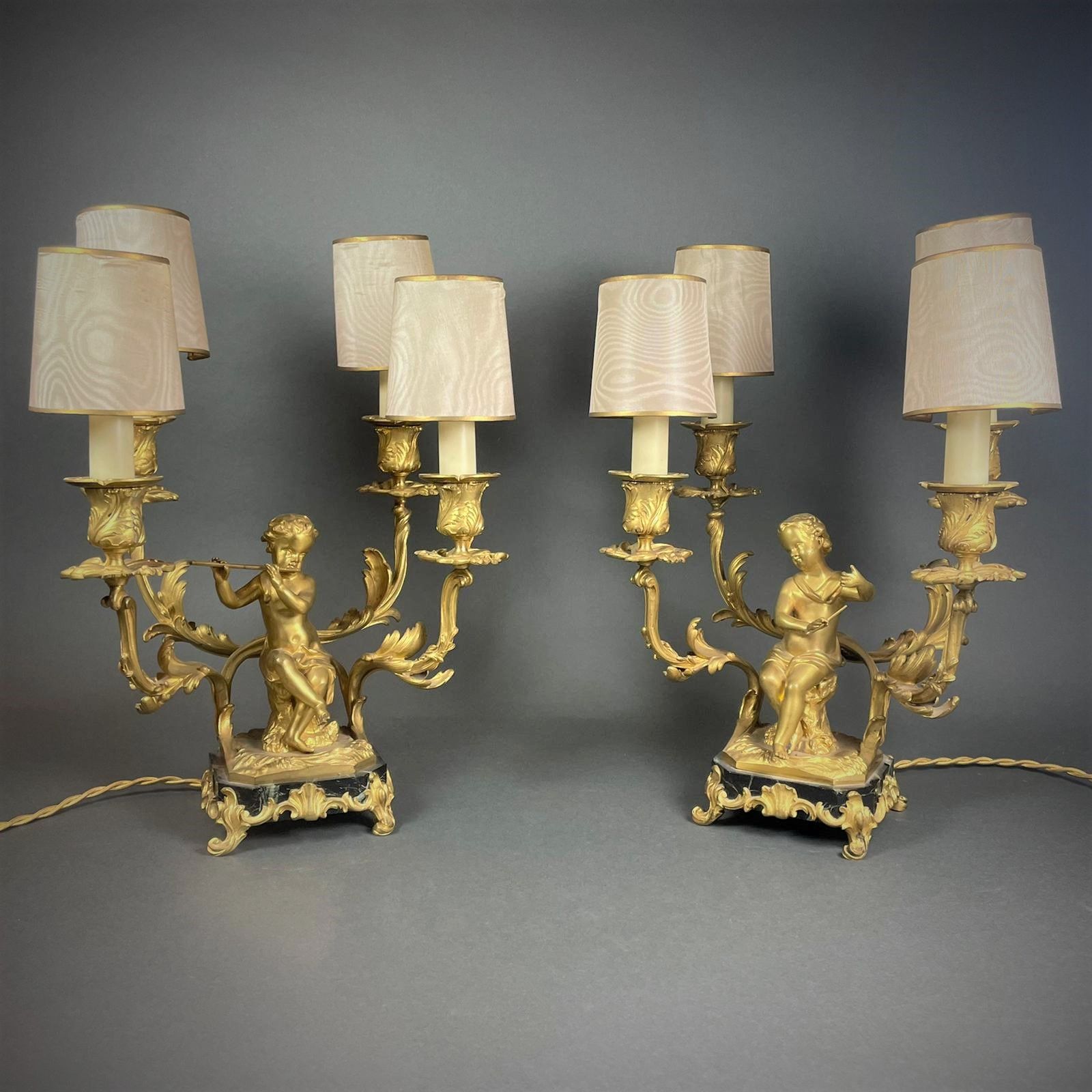Null Paire de chandeliers montés en lampes en bronze doré figurants des musicien&hellip;