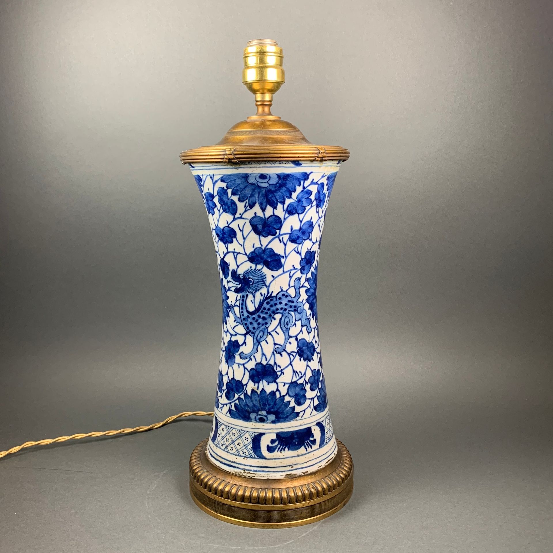 Null Vase en porcelaine de Delft monté en lampe à décor bleu-blanc et métal doré&hellip;