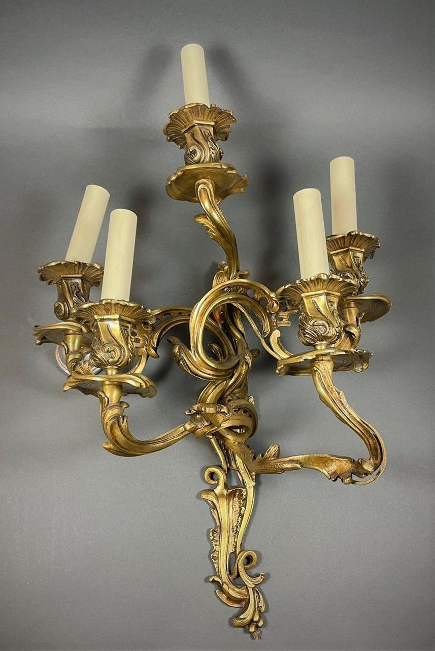 Null Deux paires d'appliques en bronze doré, style Louis XV, cinq bras de lumièr&hellip;
