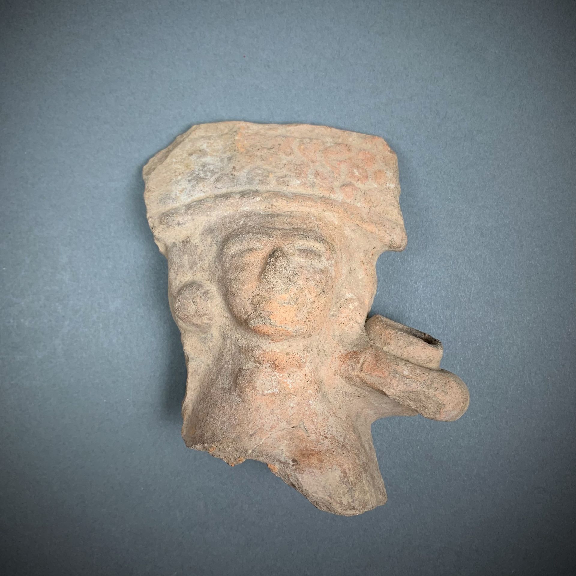 VERACRUZ, Mexique, 450-750 ap. J.-C. Character, h. 13.5 cm. This terracotta figu&hellip;