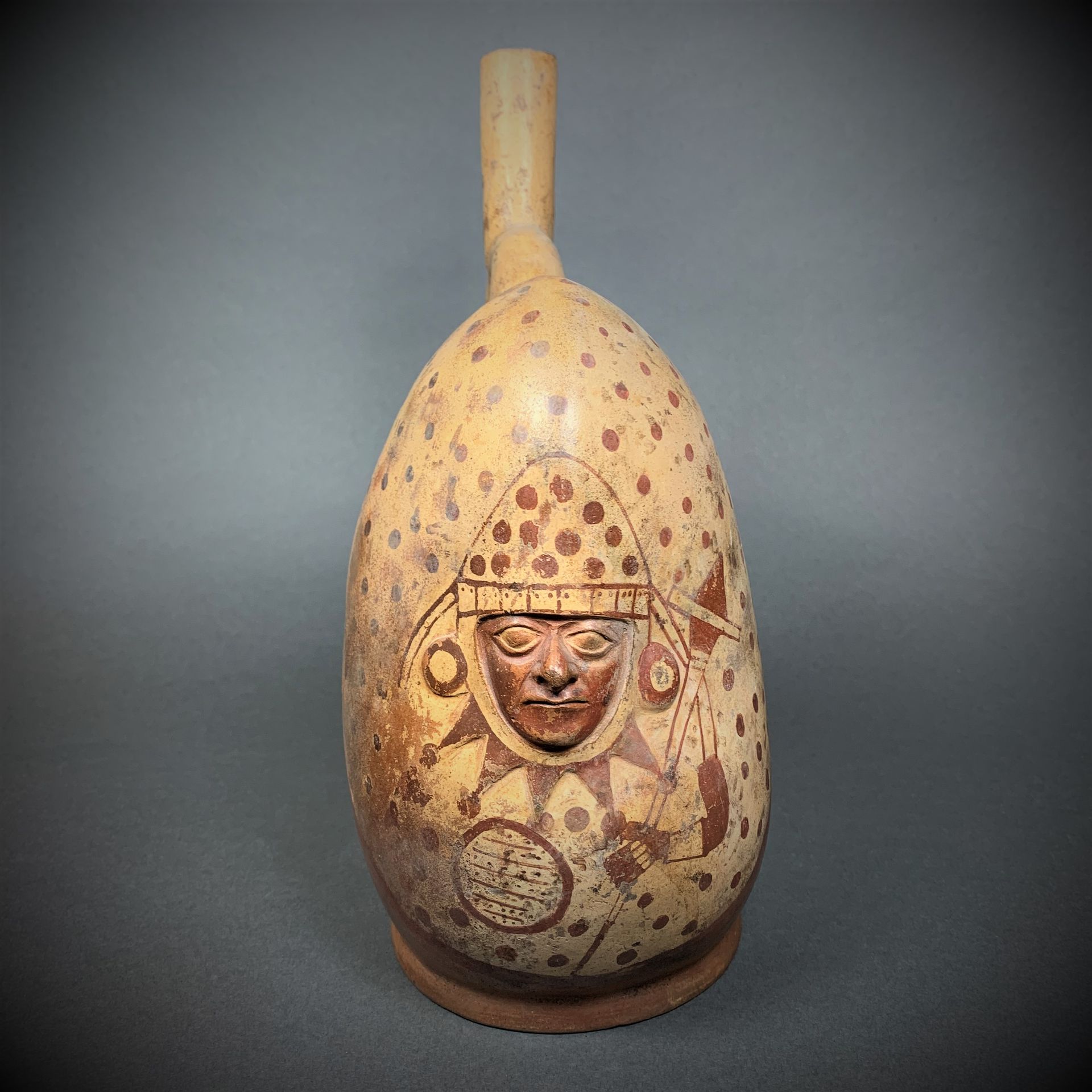 MOCHICA, Pérou 450-750 ap. J.-C. Stirrup vase representing a portrait of a warri&hellip;