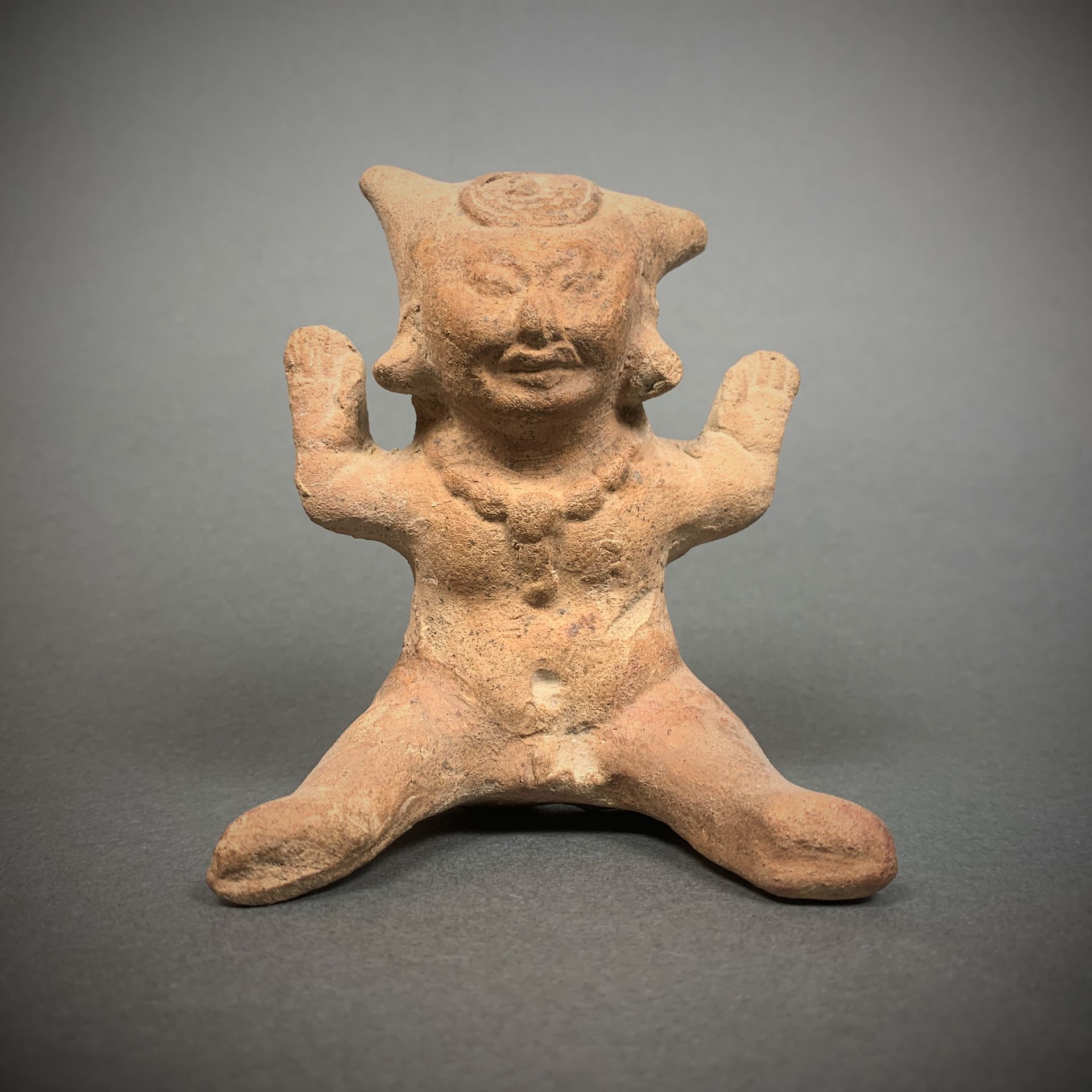 VERACRUZ, Mexique, 450-750 ap. J.-C. Lächelnder, sitzender Mann, h. 10,5 cm, Zer&hellip;