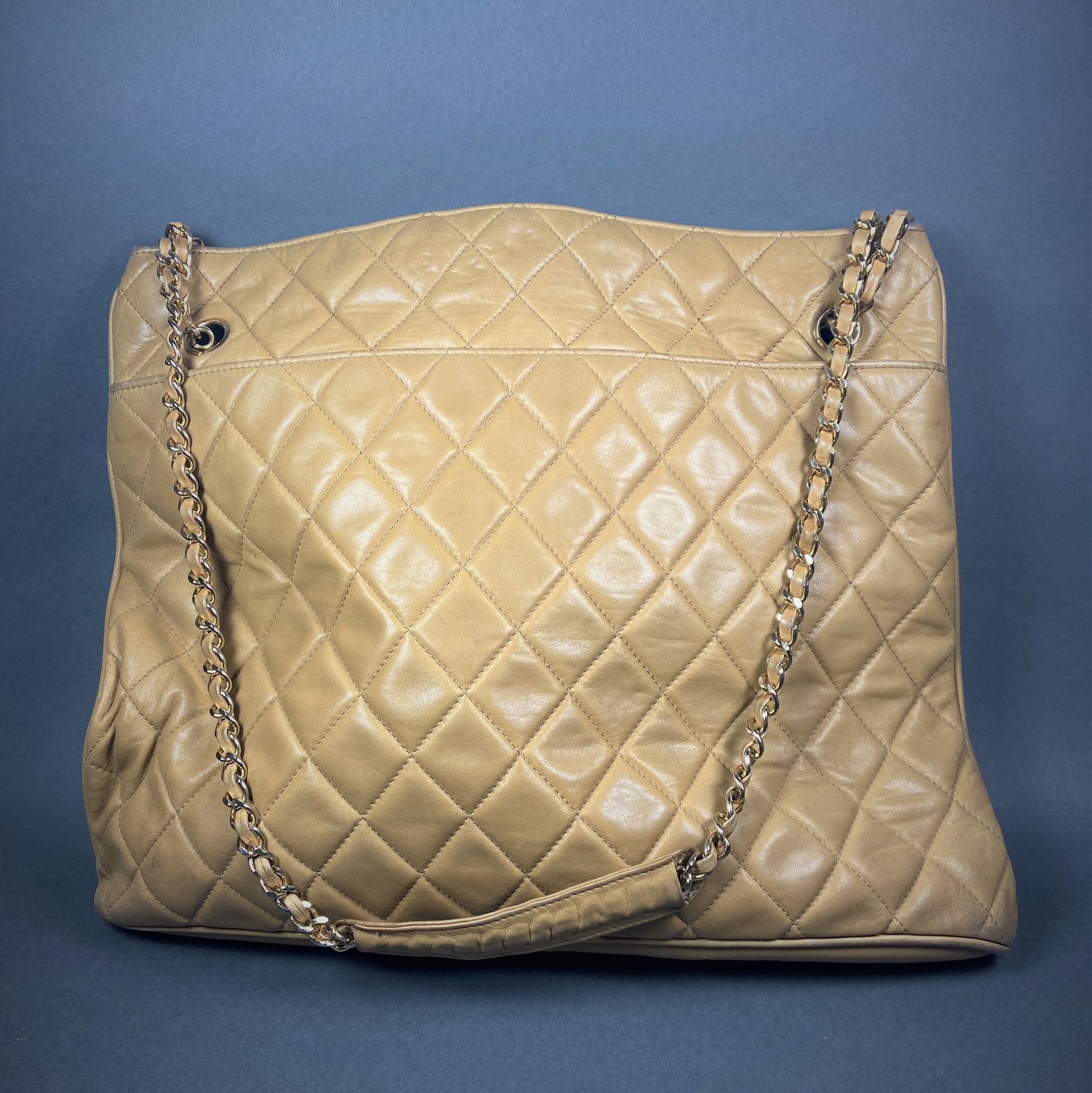 Sac shopping CHANEL in smooth beige quilted leather, gold trim, one large patch &hellip;