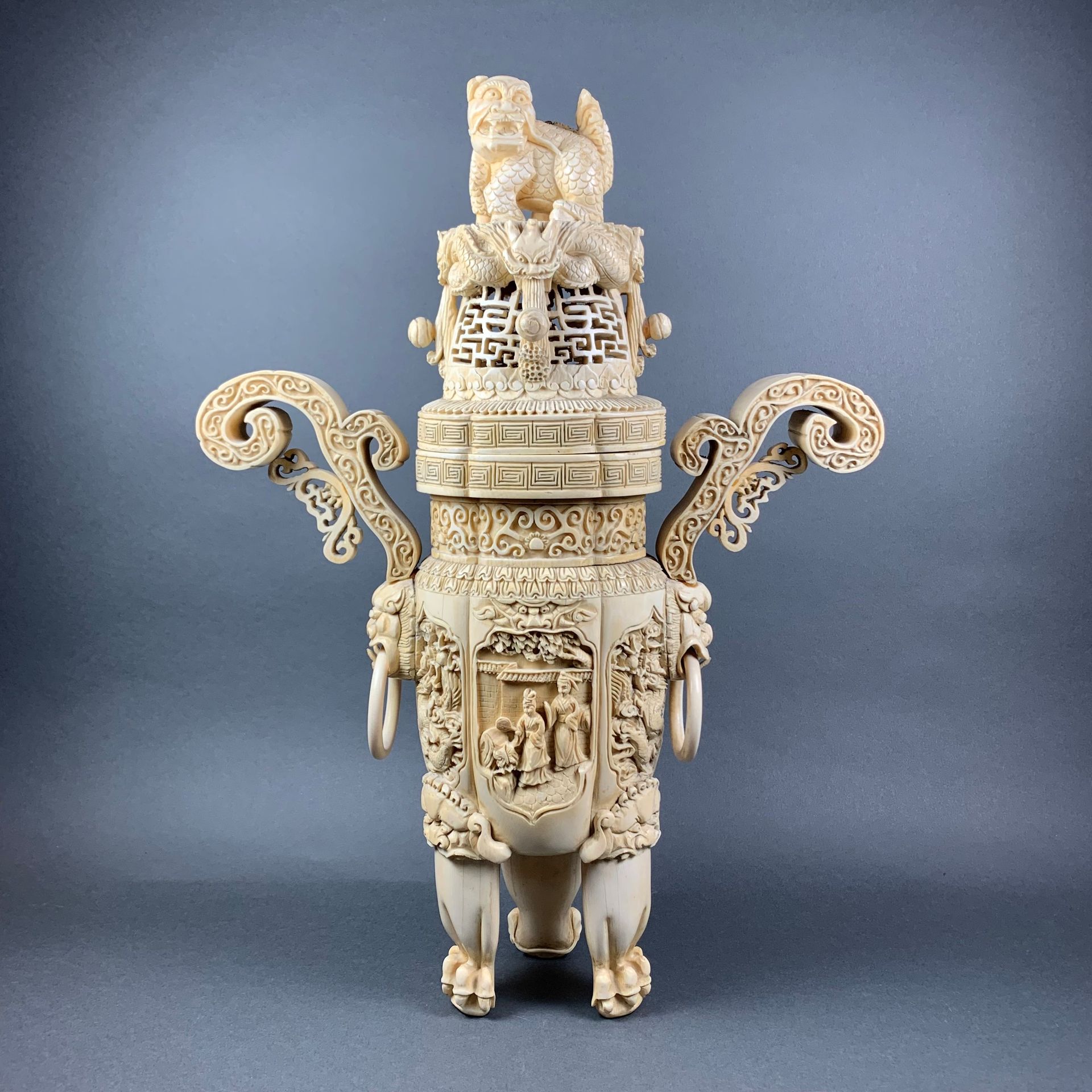Chine, milieu XXe siècle 三角形象牙香炉，两柄储备雕刻着交替的人物和龙。涡旋式把手在活动环的顶部雕刻有叶子的楣子。盖子为盘龙上的麒麟造型&hellip;
