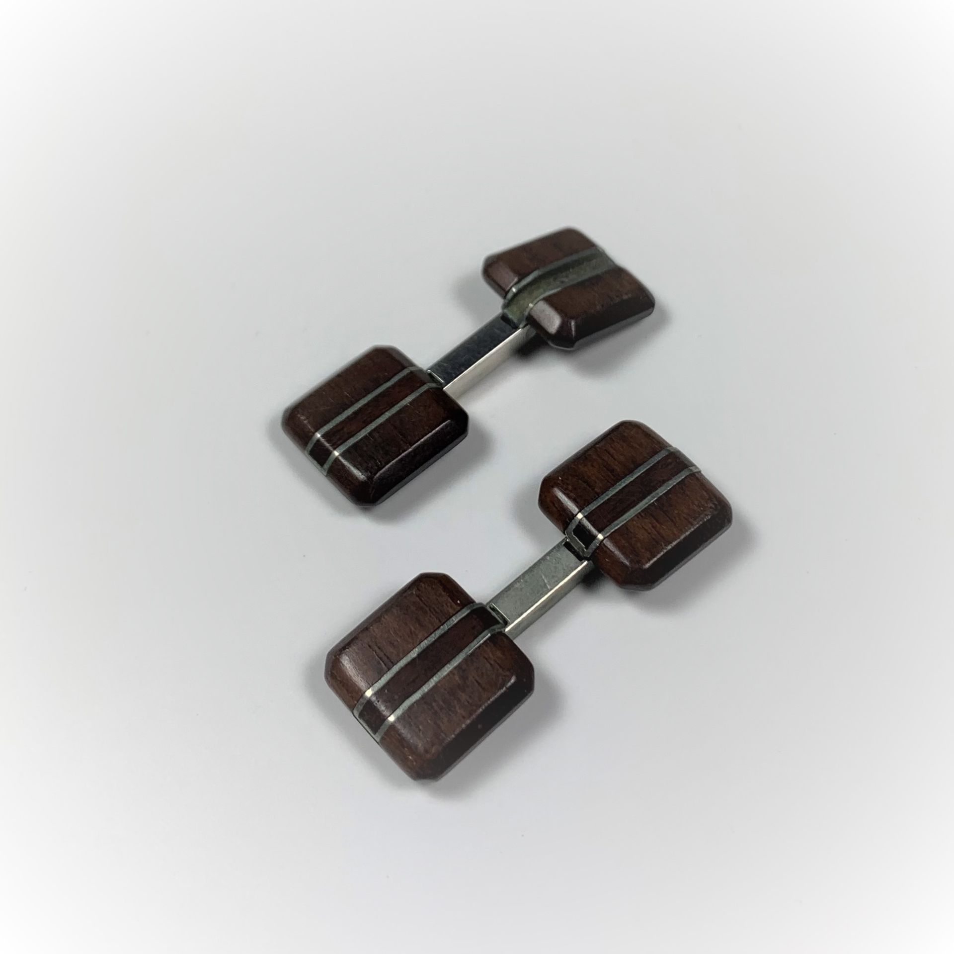Null Pair of square metal and wood cufflinks with rocking bars, missing, 5.03 g.&hellip;