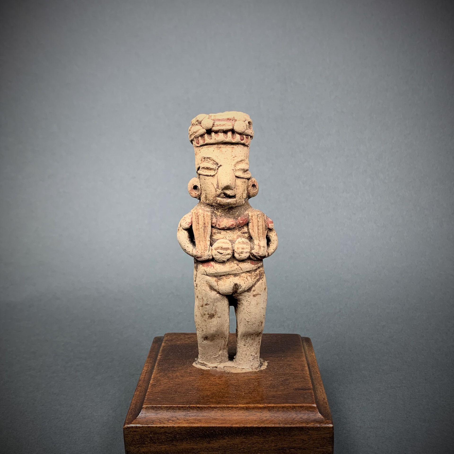 MICHOACAN, Mexique, 400 - 100 av. J.-C. 站立的人物，10 x 4 x 2厘米，赤土。头上戴着由条纹带组成的头饰，上面有圆&hellip;