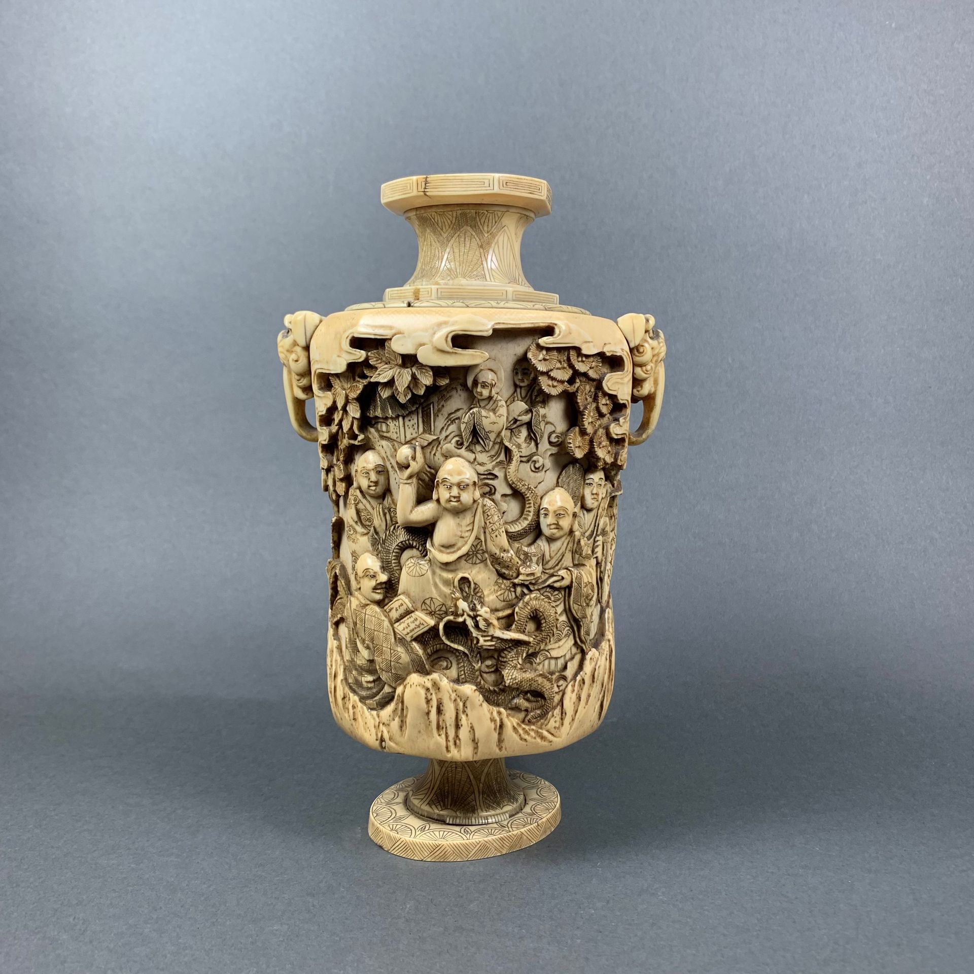 JAPON, époque Meiji (1868-1912) Ivory vase on pedestal, carved with rakan under &hellip;