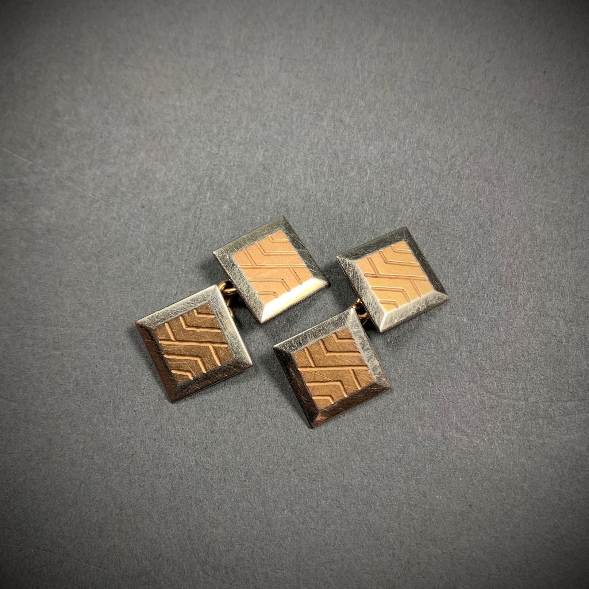Null A pair of square cufflinks in yellow and white gold 750 engraved with geome&hellip;