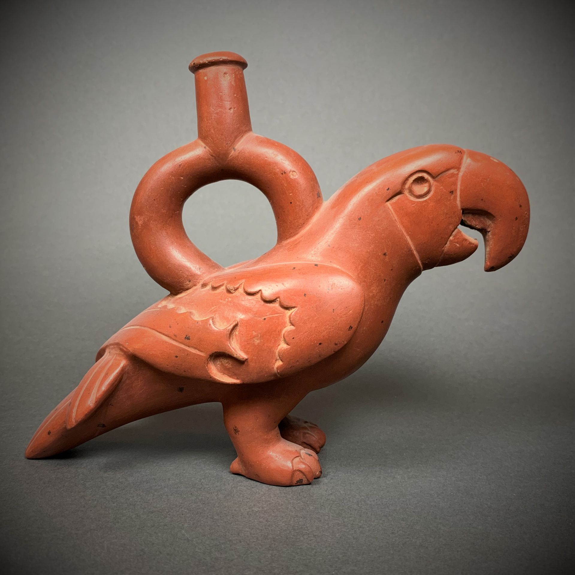 MOCHICA, Pérou, 100-500 ap. J.-C. 表现鹦鹉的马镫花瓶，17 x 21 x 8厘米，证书Jean和Huguette RAMIE，&hellip;