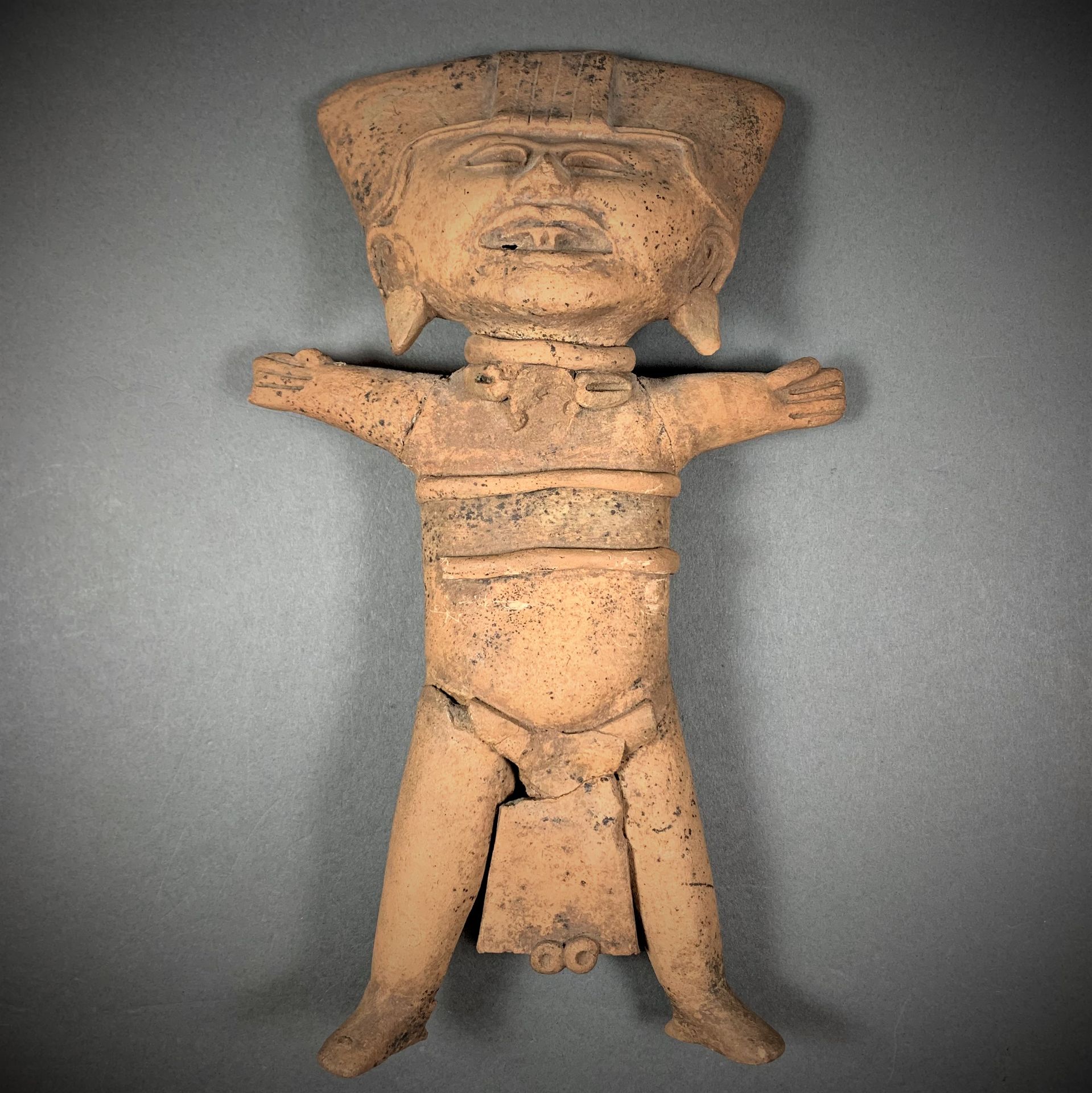 VERACRUZ, Mexique, 450-750 ap. J.-C. 微笑的坐着的男人，29 x 17.5 x 6.5厘米，赤土。坐着的男性形象，手臂伸出，&hellip;