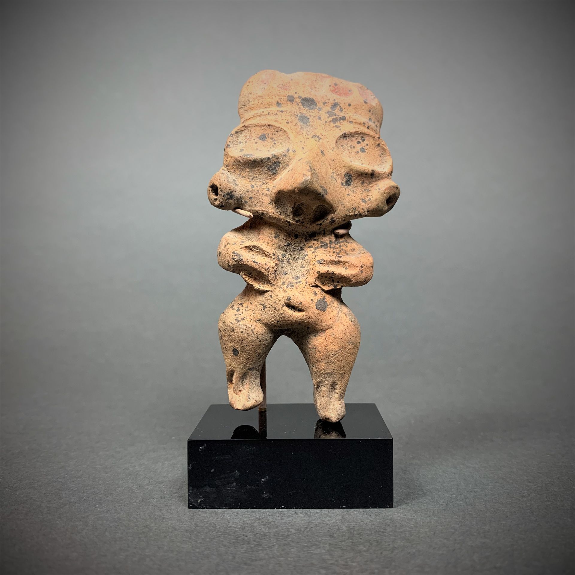 TLATICO, Mexique, 1100-900 av. J.-C. Stehende Figur, h. 8,5 cm. Diese Terrakotta&hellip;