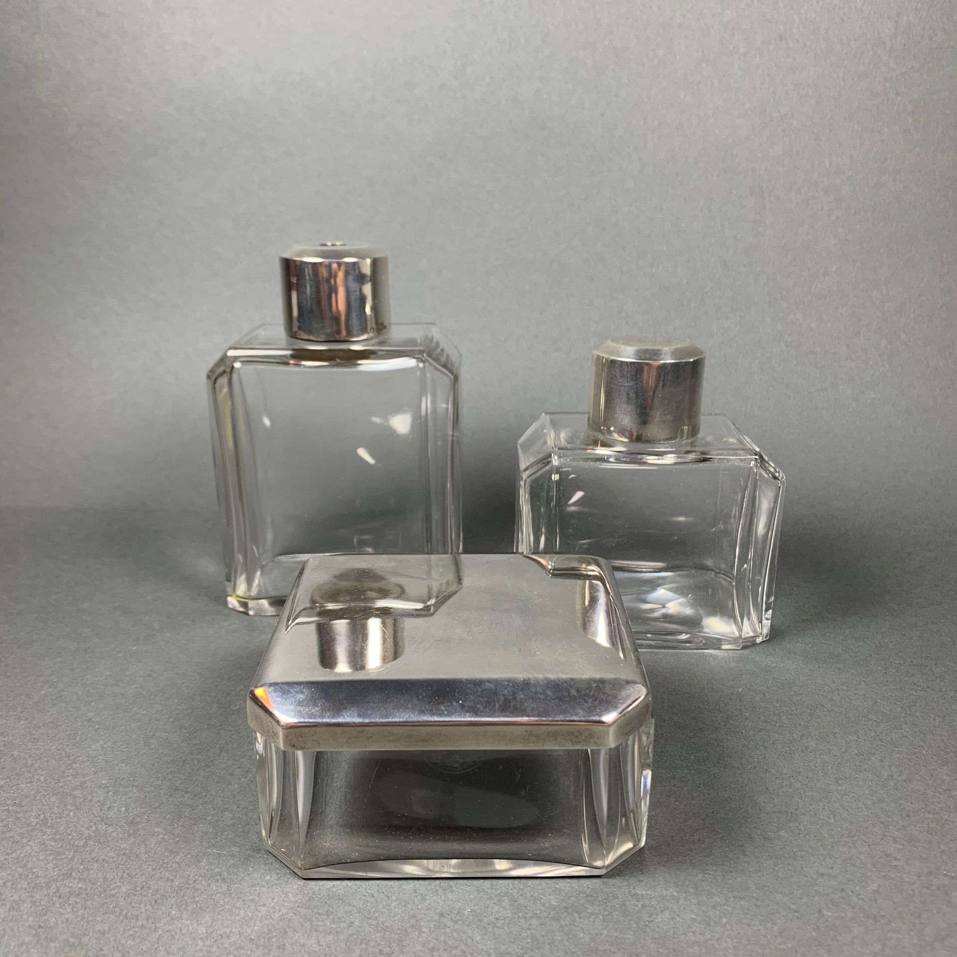 Deux flacons et une boîte CHRISTOFLE vidrio y metal plateado, h. De 4,5 a 13 cm