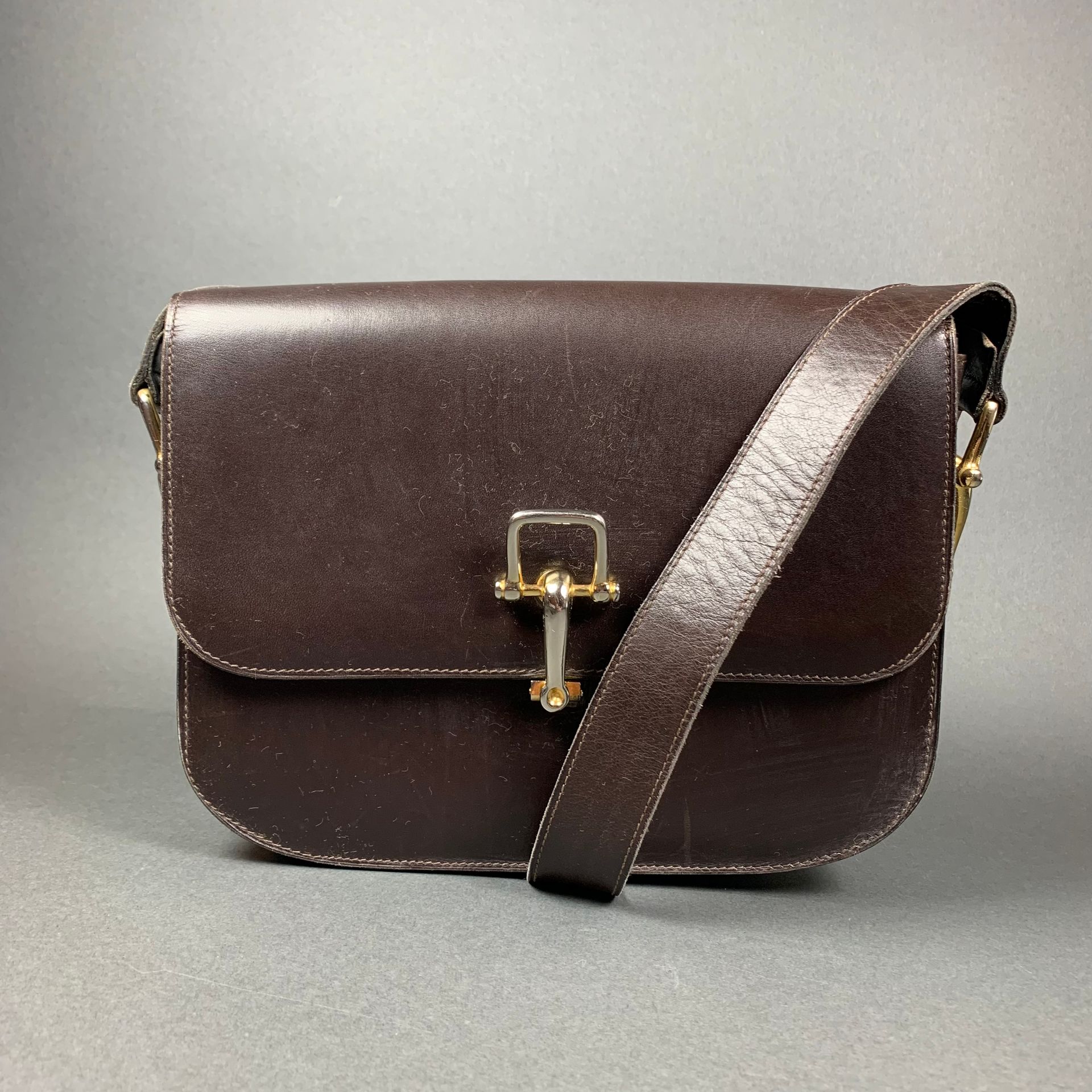 Sac CELINE in smooth dark brown leather, gold trim, flap pocket with clasp revea&hellip;