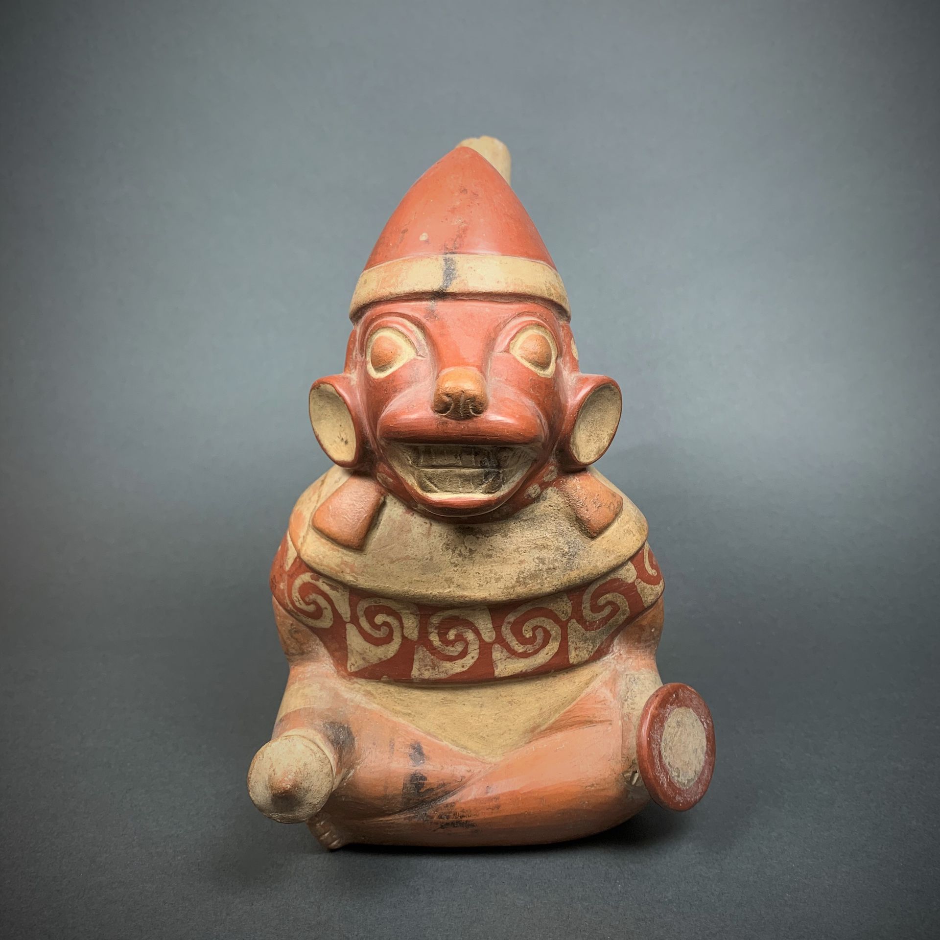 MOCHICA, Pérou, 450-750 ap. J.-C. Vase étrier, 22 x 13.5 x 20 cm. Vase en terre &hellip;
