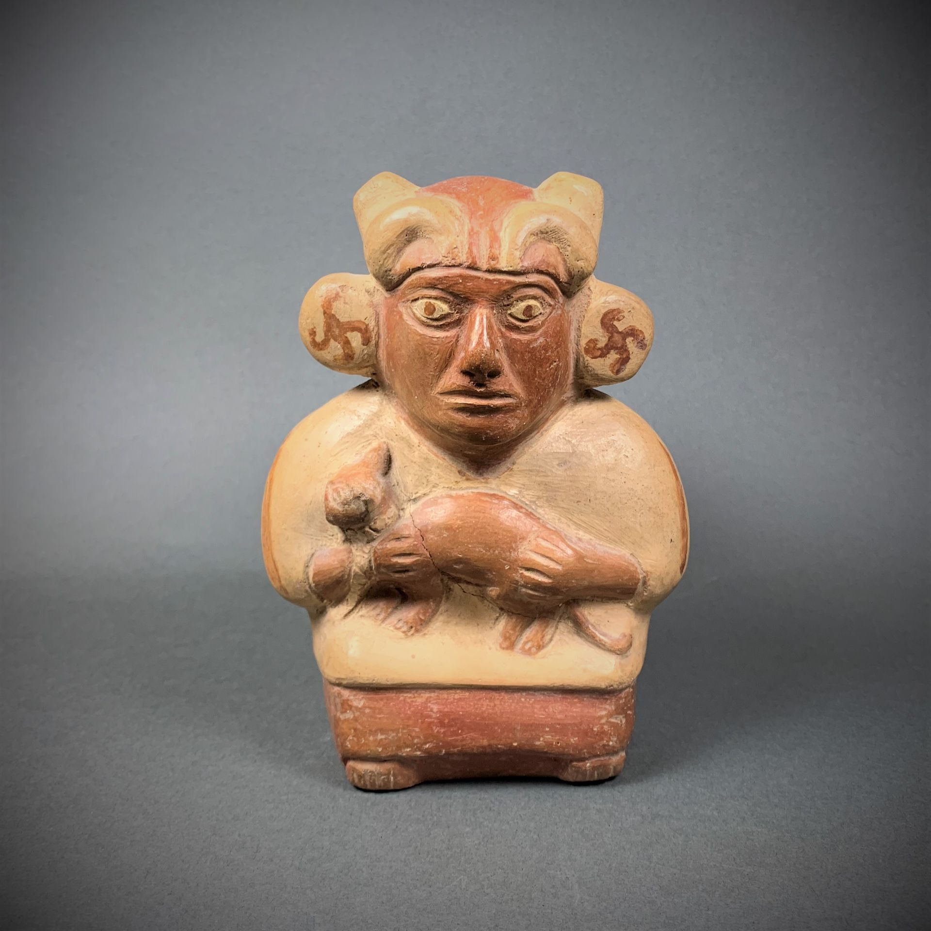 MOCHICA, Pérou, 100 - 500 ap. J.-C. Vase étrier représentant un personnage tenan&hellip;