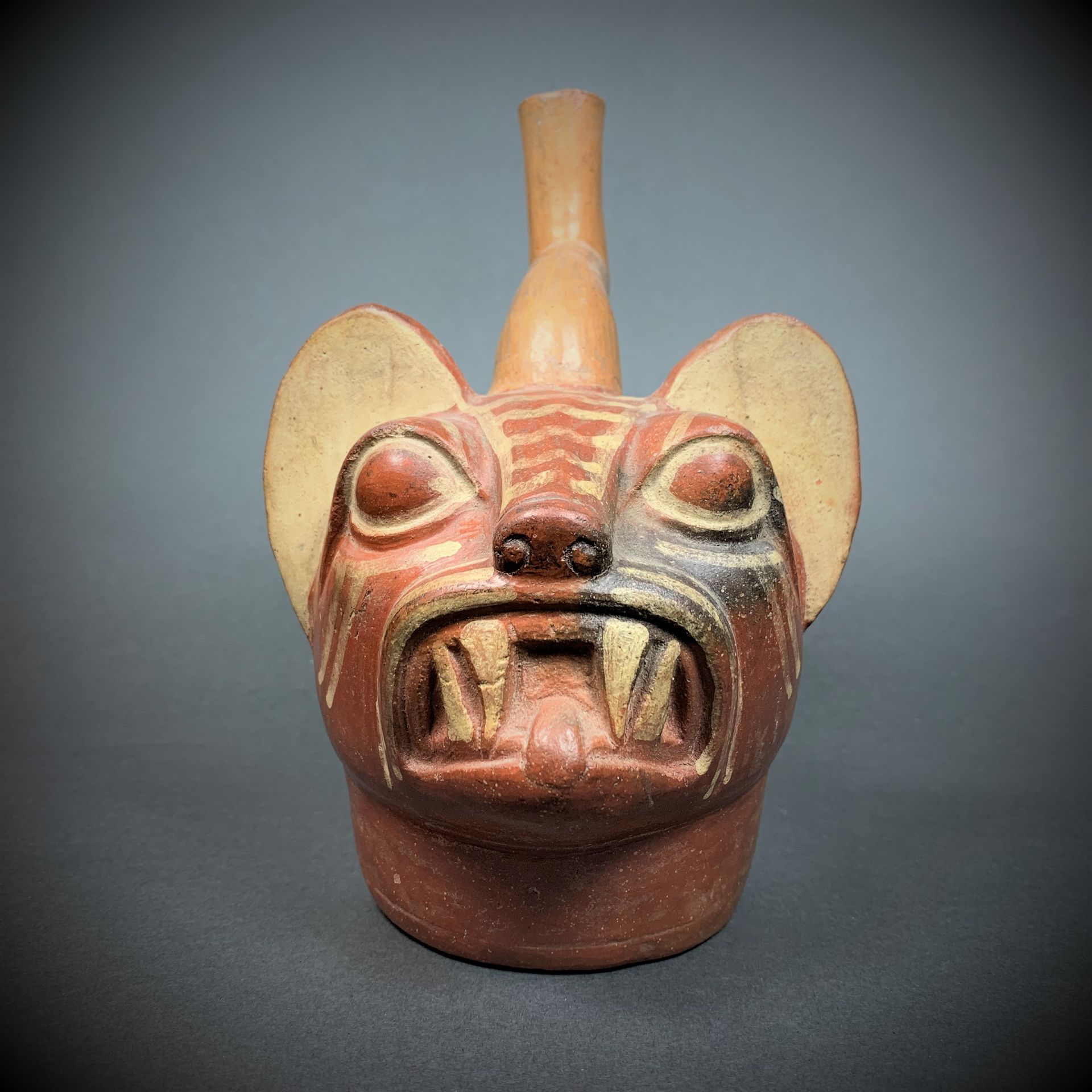 MOCHICA, Pérou, 450-750 ap. J.-C. 镫骨花瓶，20 x 12 x 17.5厘米。 表现美洲虎的多色马镫花瓶。这种美洲虎可通过其锋&hellip;