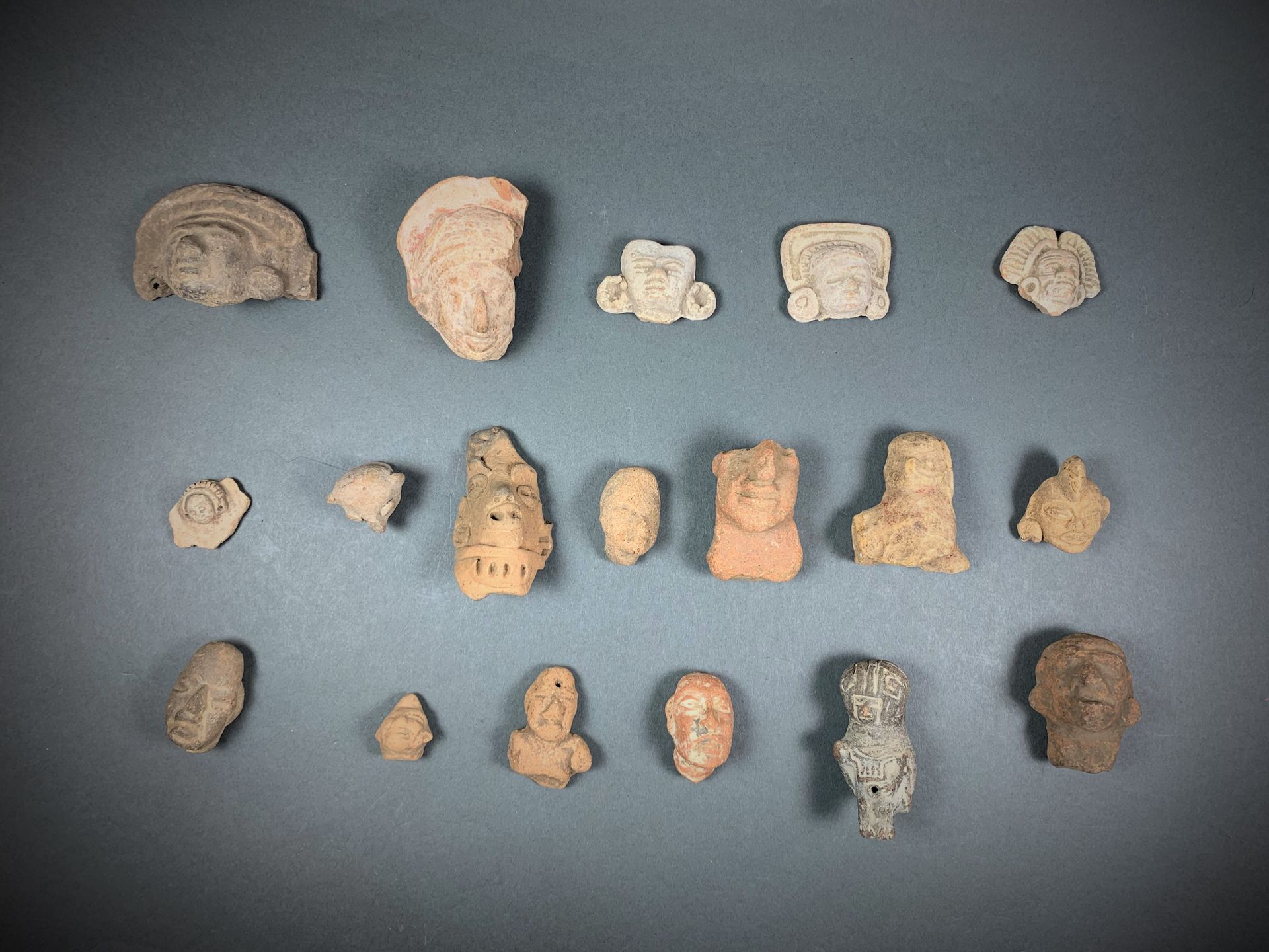 TEOTIHUACAN, Mexique, 450-750 ap. J.-C. 
一批18个陶俑代表头像