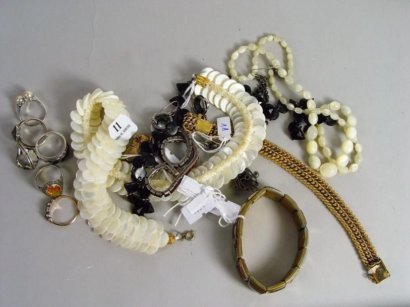 Null 11- Bijoux fantaisie : bagues, boucles d'oreilles, colliers, broche, bracel&hellip;