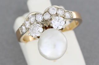 Null 35- Bague "Duchesse" en or ornée d'une perle soulignée de brillants

Pds : &hellip;