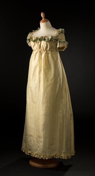 Null Dress in yellow taffeta, slide-on boat bodice adorned with a silk flounce b&hellip;