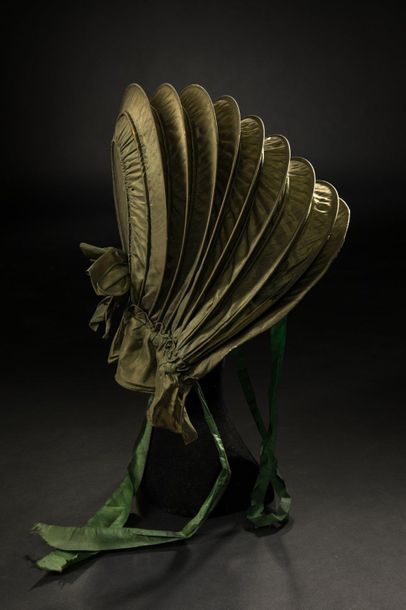 Null Calèche en soie vert bronze à neuf arceaux d'osier, bavolet et noeud arrièr&hellip;