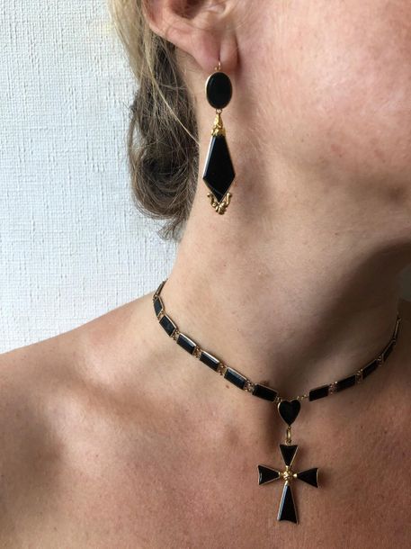 Null Necklace in 18K (750°/°°) yellow gold set with onyx with geometrical decora&hellip;