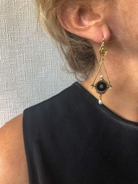 Null Pair of earrings in 18K yellow gold (750°/°°°) set with onyx and four pearl&hellip;