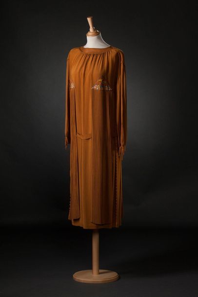 Jeanne LANVIN (attribuée à) 
Robe couleur rouille à effet dalmatique brodée sur &hellip;