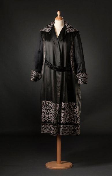 B. ALTMAN & Co 
Manteau habillé en satin noir rebrodé de motifs chinoisants au p&hellip;