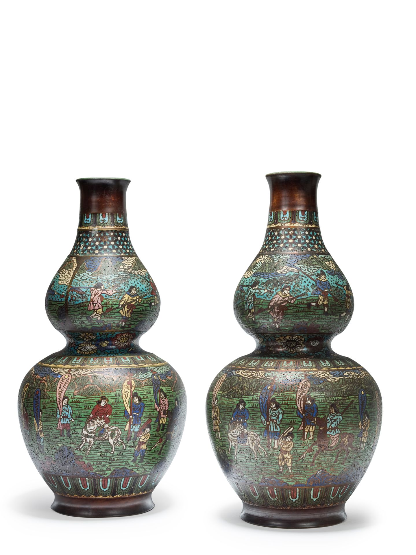 JAPON - Epoque MEIJI (1868 - 1912) 一对棕色古铜色的双葫芦花瓶，掐丝珐琅装饰的骑士和旗手。
，高46厘米。