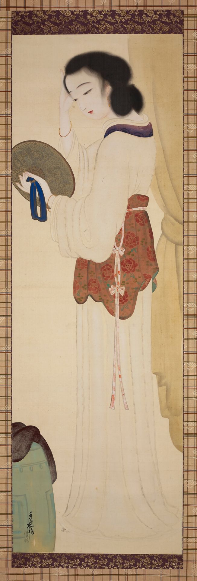 JAPON - Epoque MEIJI (1868 - 1912) 水墨和色彩在丝绸上，年轻女子在古镜中的反射。
尺寸：147 x 42 厘米。
安装在一个卷&hellip;