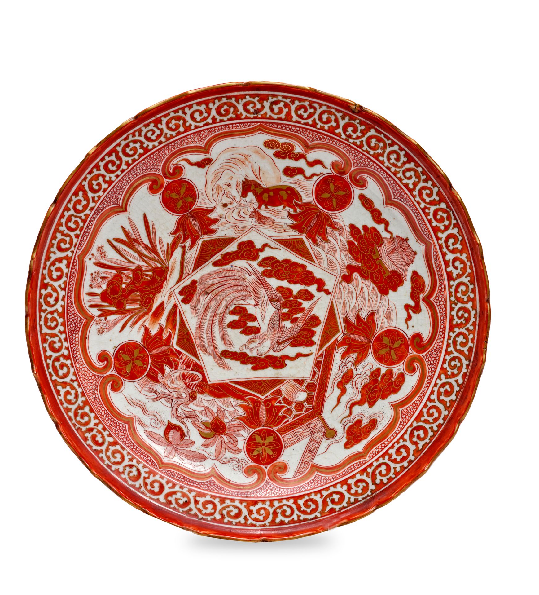 JAPON, Fours de Kutani - Epoque MEIJI (1868 - 1912) 多叶瓷盘以铁红色装饰，中间是云彩和花朵中的象形凤凰，边缘&hellip;