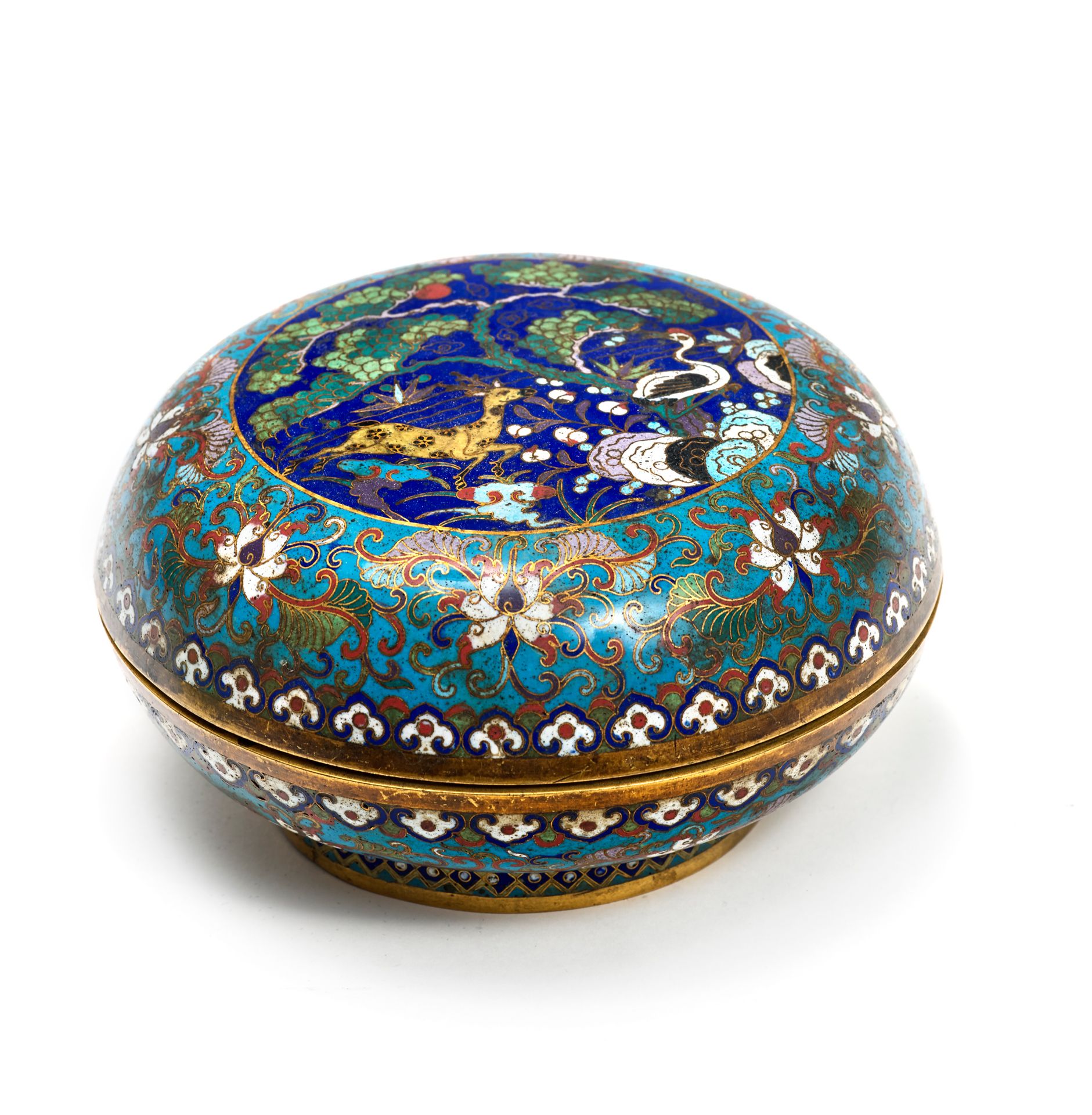 CHINE - Époque JIAQING (1796-1820) 青铜和多色景泰蓝珐琅盒，中央装饰是一只鹿和一只鹤，在松树下的灵芝和岩石之间，边缘有风格化的&hellip;