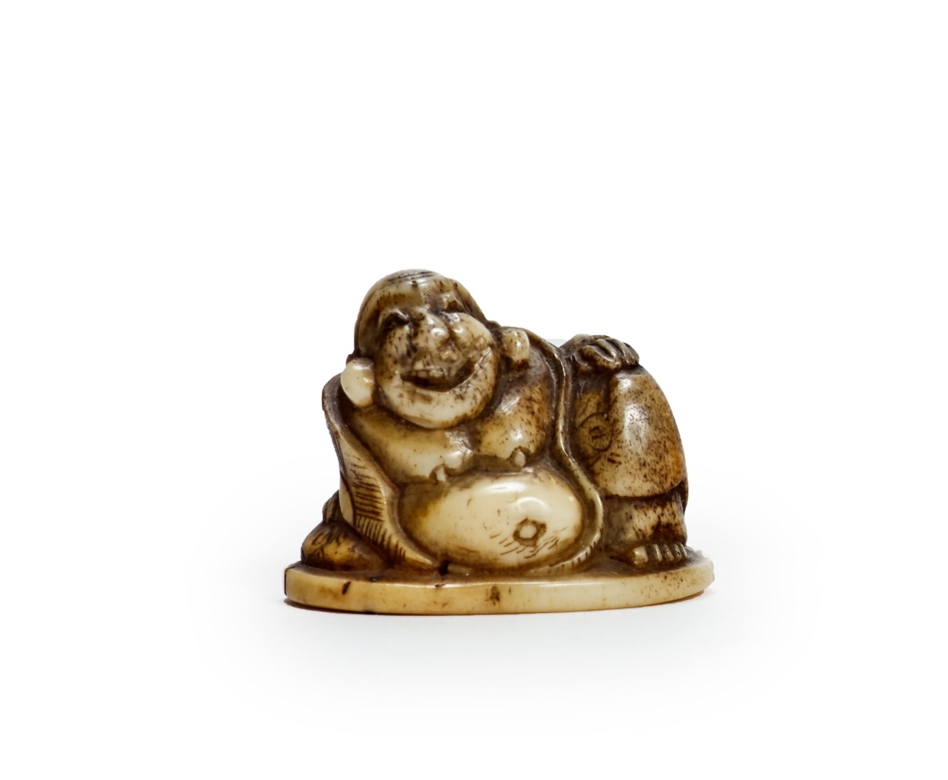 JAPON - Epoque MEIJI (1868 - 1912) Kleiner Okimono aus Hirschhorn im Netsuke-Sti&hellip;