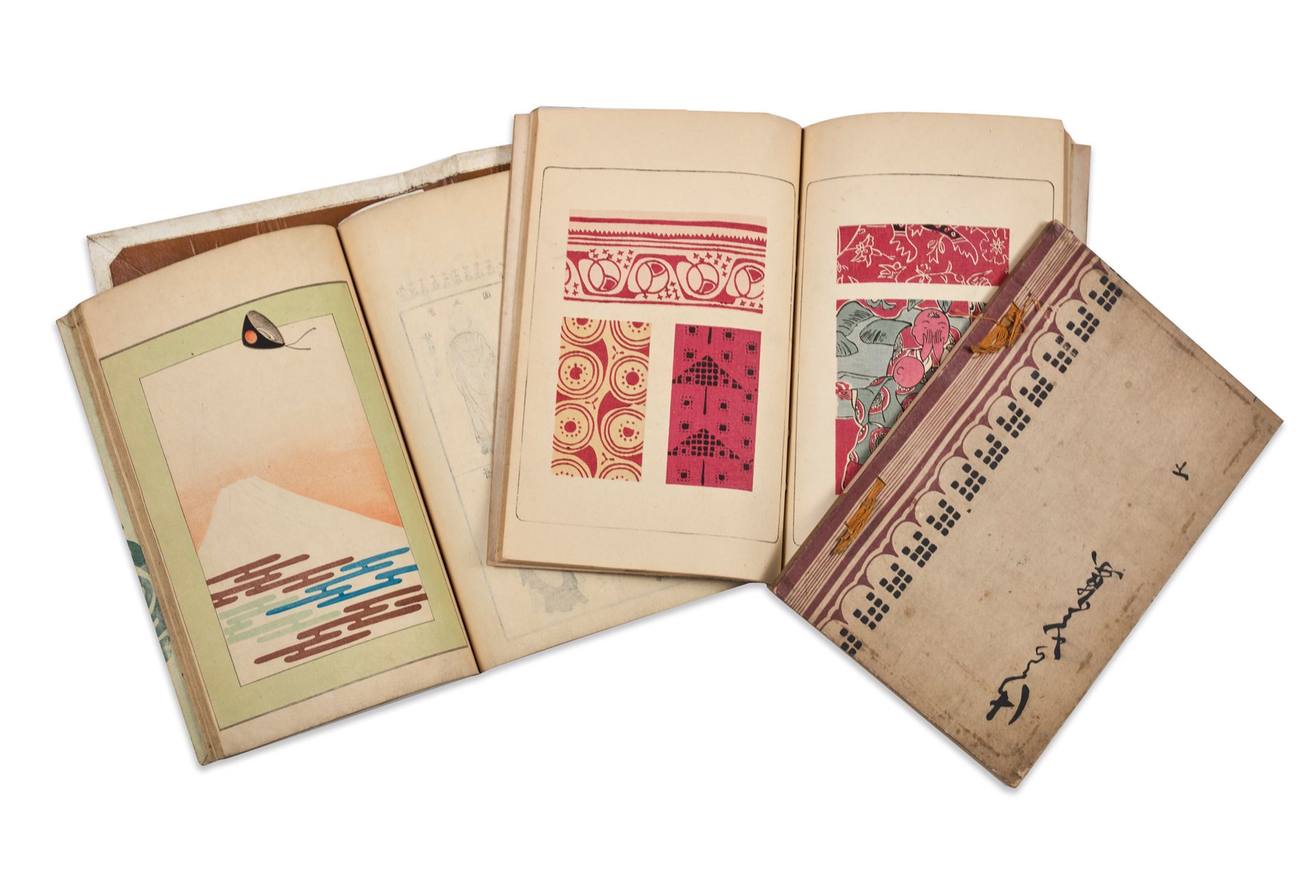 JAPON - Epoque MEIJI (1868 - 1912) 三本画册，包括两本关于印度纺织图案的画册（日期为明治39年-1906年）和一本重组的纺织图&hellip;