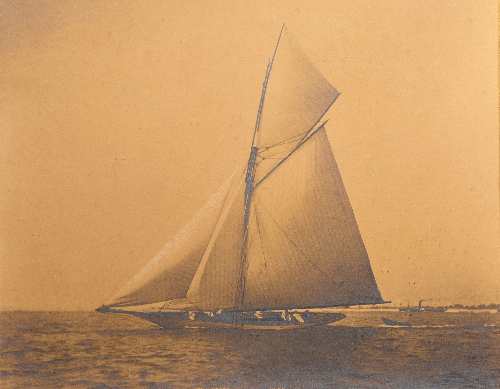 Null 照片
游艇VENDENE比赛
复古印刷品，标题和右下角签名（未破译）
英国，19世纪末。