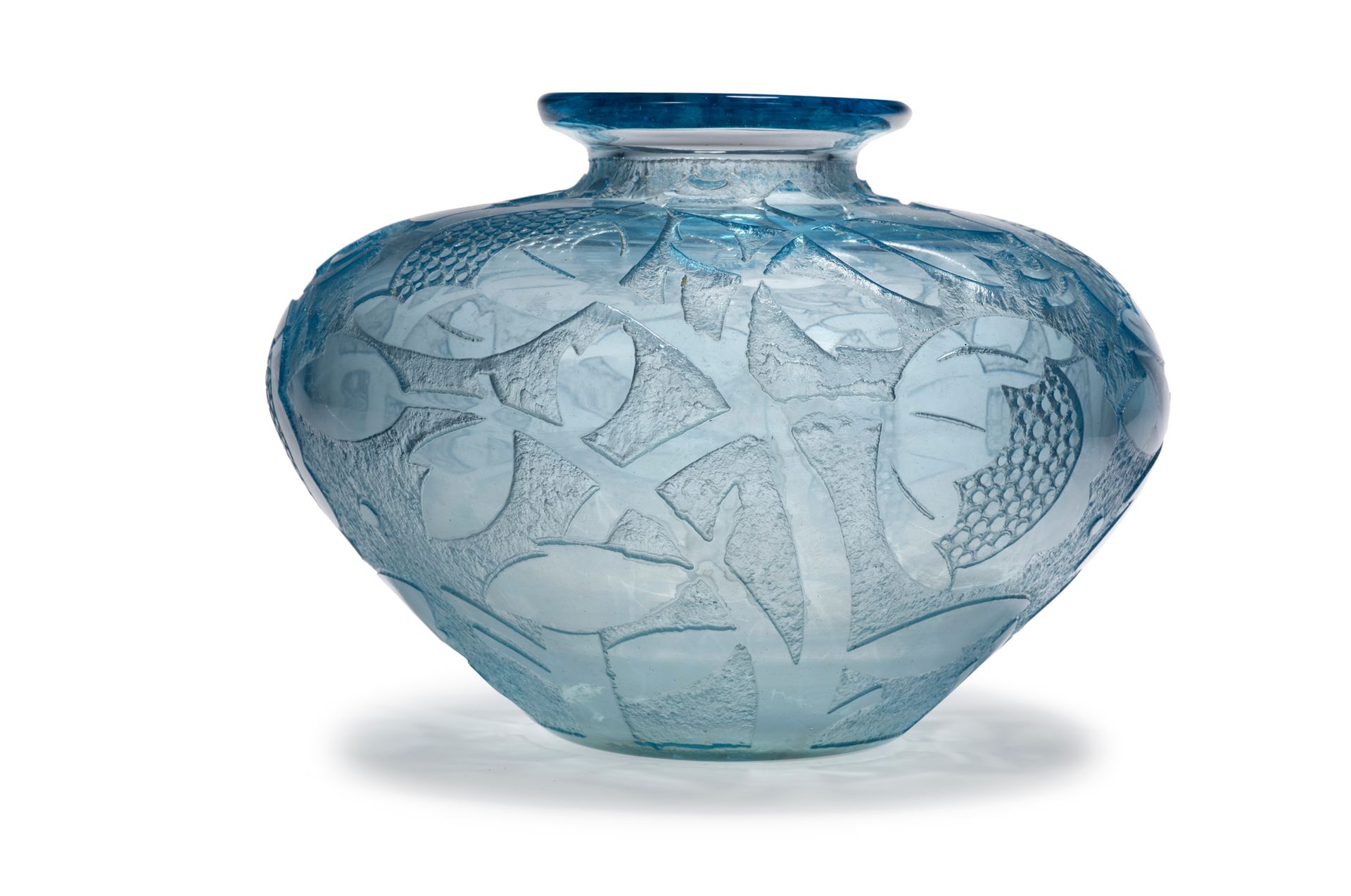 DAUM France 
厚实的蓝色玻璃花瓶，上面有酸蚀凹陷的风格化花卉图案
签名为 "Daum Nancy France"
大约1930年
高：23厘米