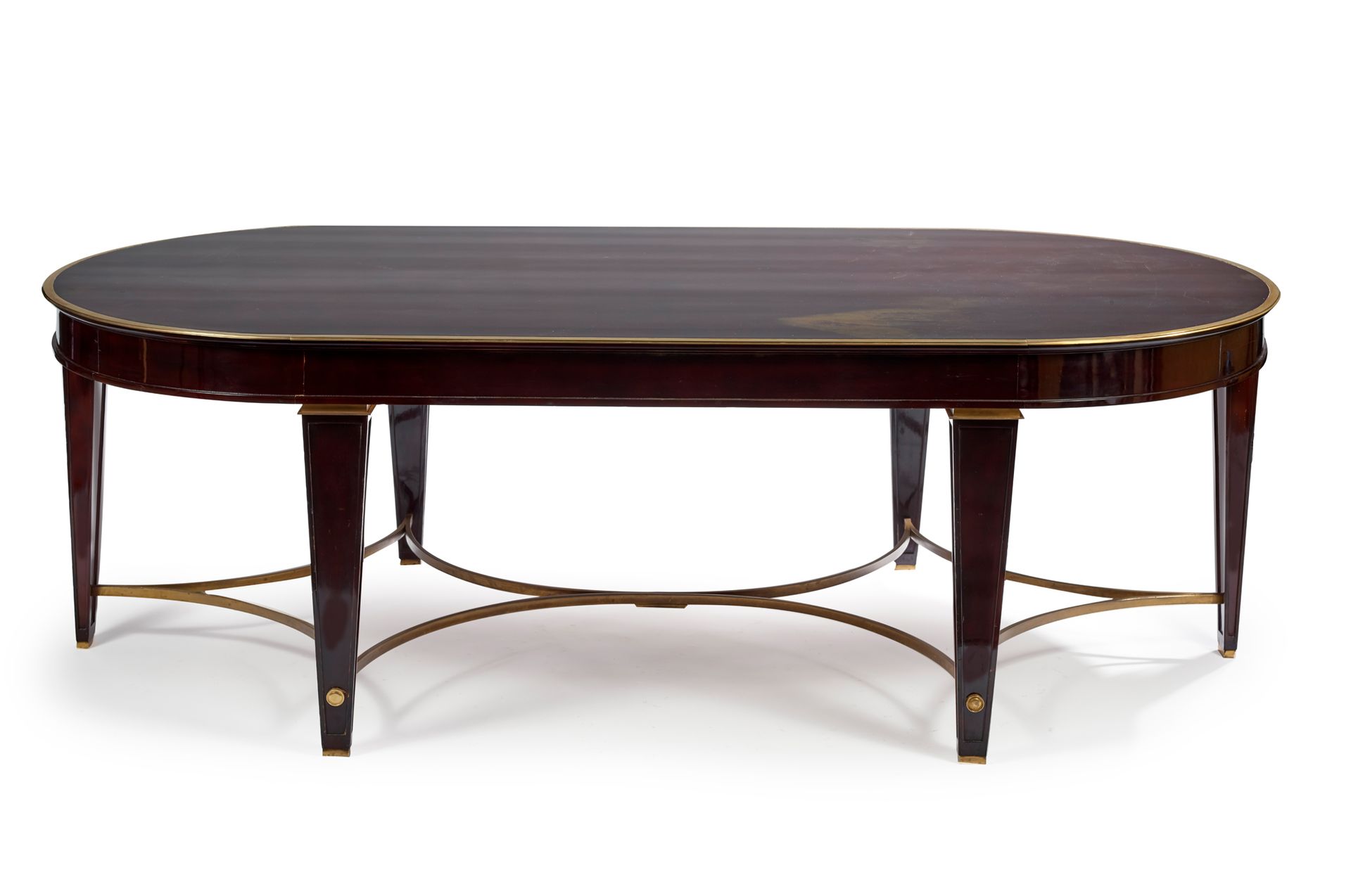 Jean Maurice ROTHSCHILD (1902-1998) 
椭圆形桌面的餐桌，采用阴影棕色漆木，以黄铜环为亮点，放在六个带黄铜环的空心护套腿上，由&hellip;
