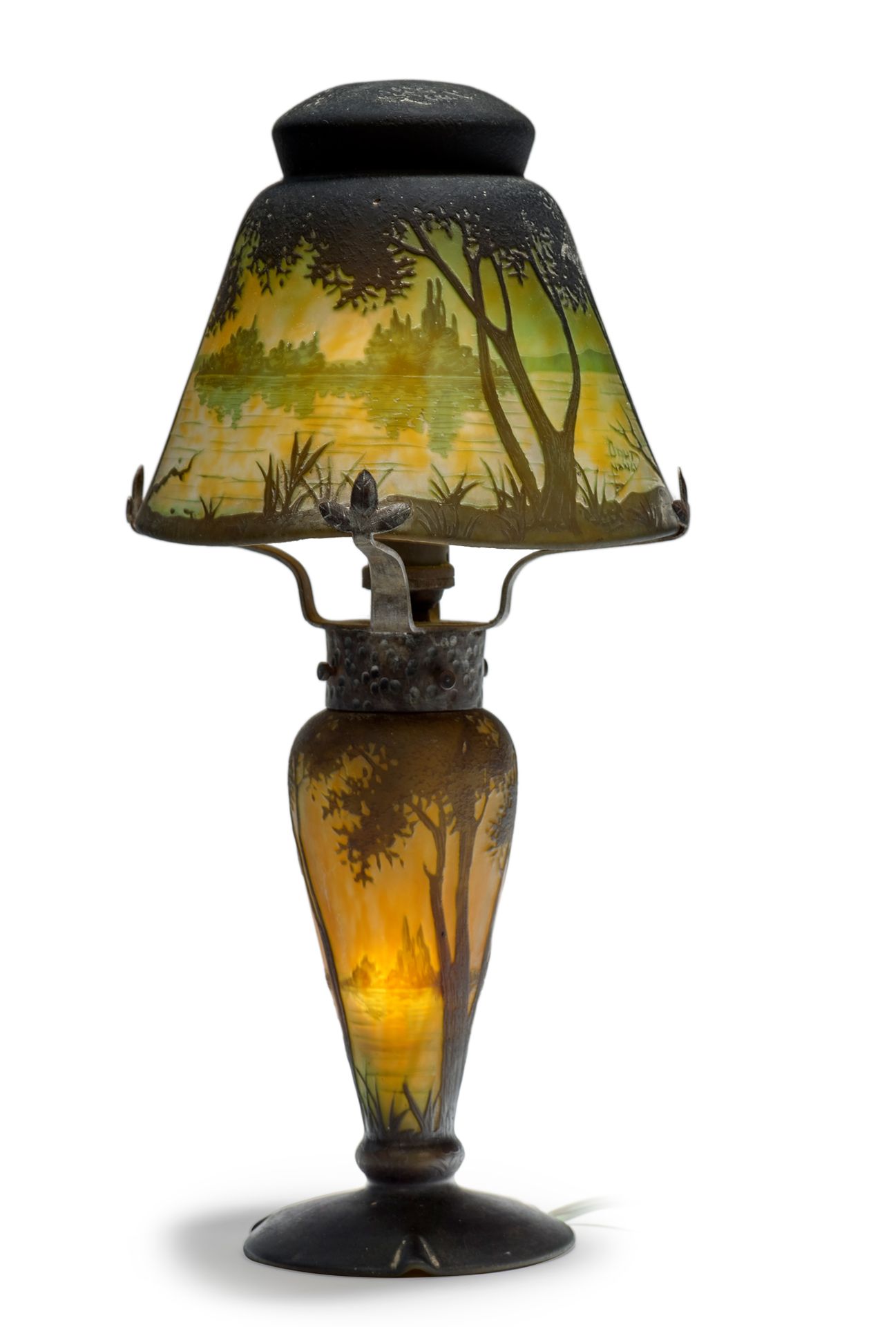 DAUM Nancy 衬里玻璃台灯，酸蚀装饰湖景
签名 "Daum Nancy"
大约1900年
高：36.5厘米
