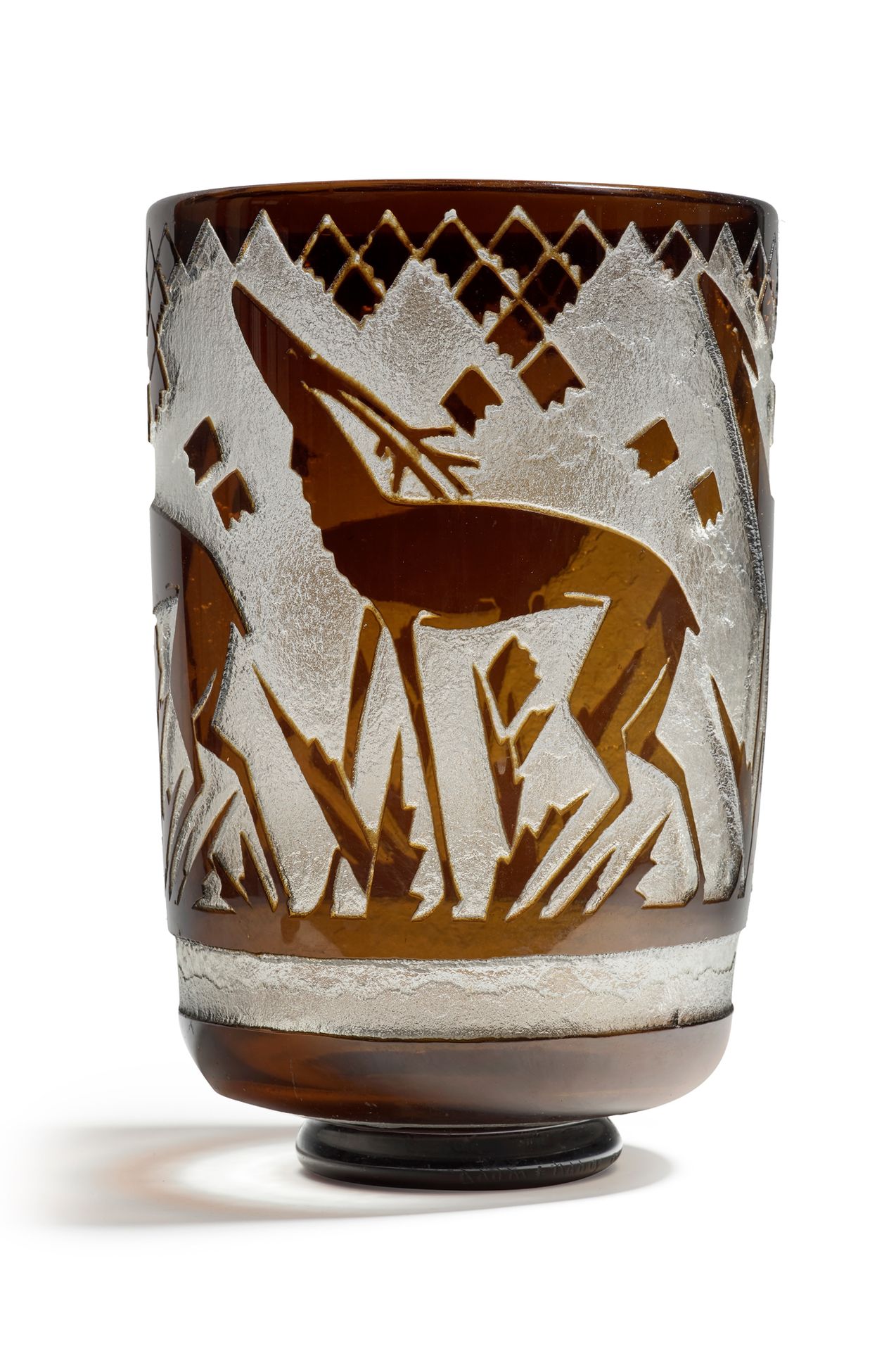DAUM NANCY FRANCE 


饰有鹿和叶子楣的厚实的黑色有色玻璃花瓶



署名 "Daum Nancy France



约1930年



高&hellip;