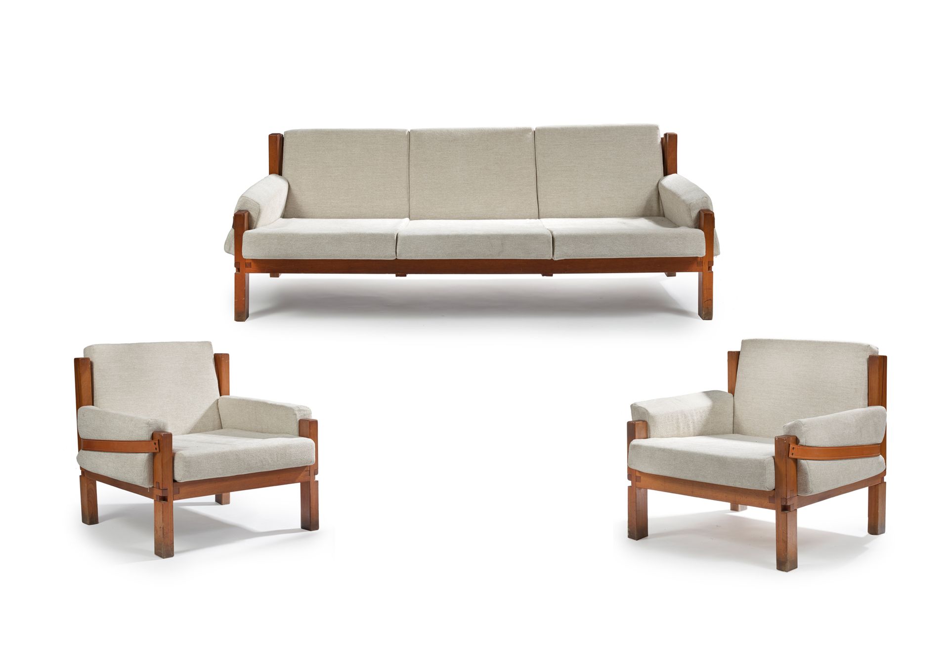 Pierre CHAPO (1927-1986) 


客厅套装，包括一张沙发和两把扶手椅，榆木材质，皮革带子和米色织物坐垫



约1960年



高：86&hellip;