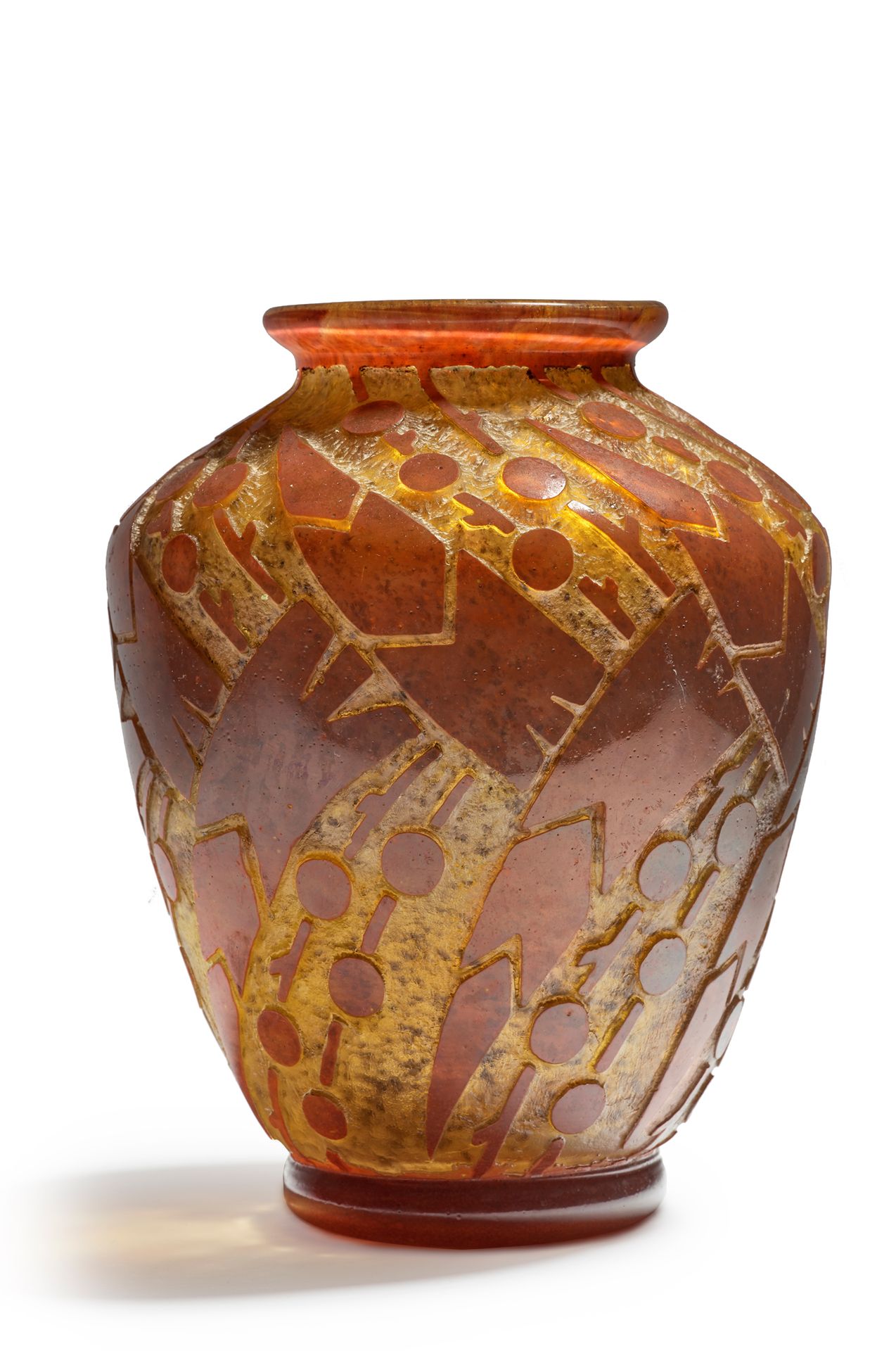 DAUM NANCY FRANCE 
厚实的橙色玻璃花瓶，上面有酸蚀的叶子装饰
签名为 "Daum Nancy France"
大约1930年
高：28厘米